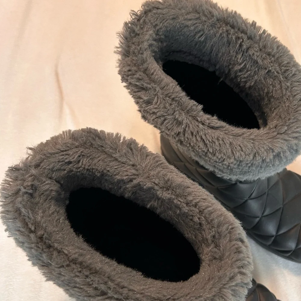 Crocs Black & Gray Lined Furry Winter Rain Boots​ Slip On Sz 6 Waterproof Fall